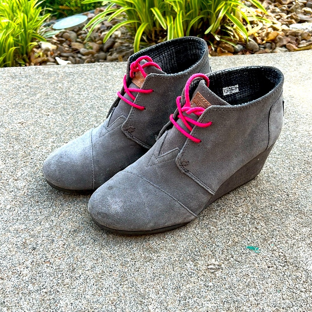 Tom’s size 8 wedge, grey and pink